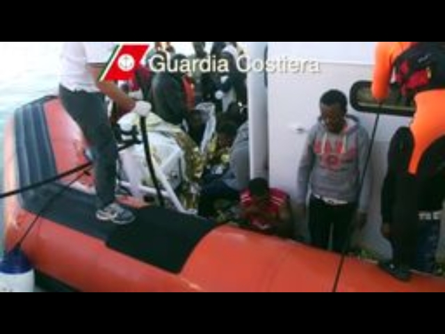 Immigrazione: bagnanti aiutano migranti