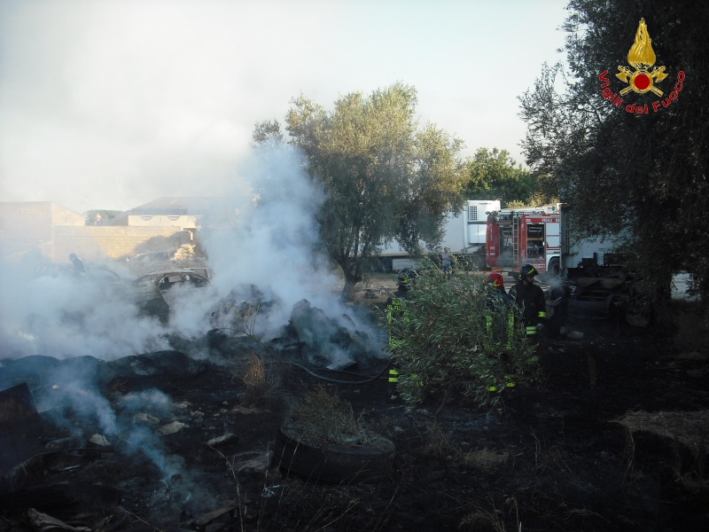 Incendio di sterpaglie minaccia auto abbandonate
