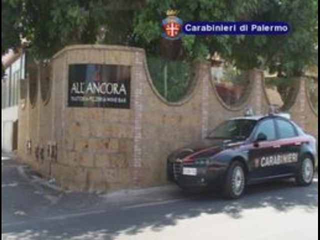 Armi e poligono di tiro in pizzeria