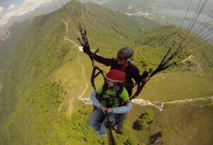 Precipita col parapendio