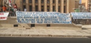 Striscione di protesta contro Crocetta a Ragusa