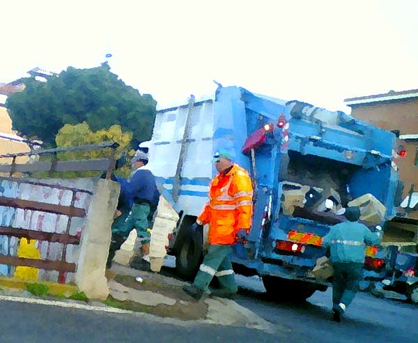 Ispica, cinque netturbini investiti da un collega