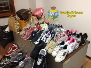 Scarpe contraffatte alla fiera di San Giovanni