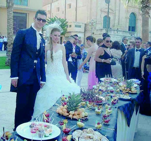 A Ispica gli sposi offrono buffet in piazza