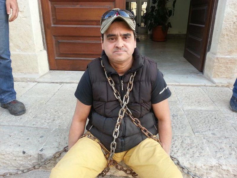 Giovanni Gurrieri, disoccupato, si incatena davanti al Comune