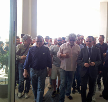 Beppe Grillo all’aeroporto di Comiso: E’ bello, funzionerà