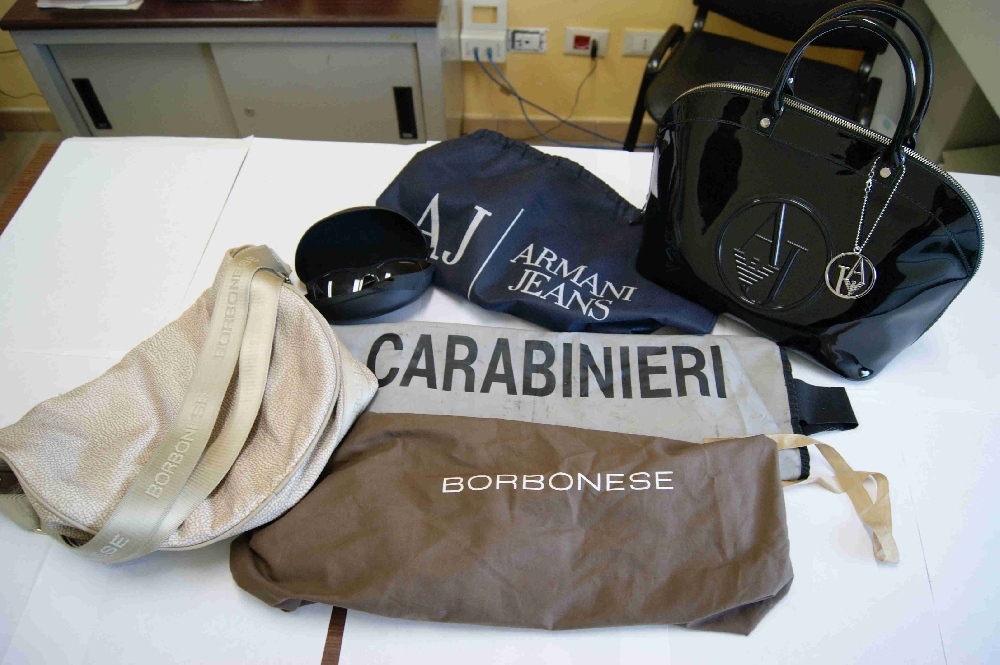 Trova un bancomat e si dà agli acquisti, denunciata comisana
