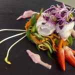 Branzino al vapore su tagliatelle di verdure e germogli