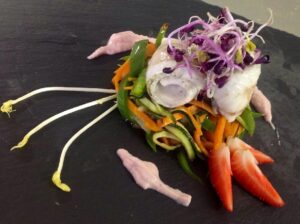Branzino al vapore su tagliatelle di verdure e germogli
