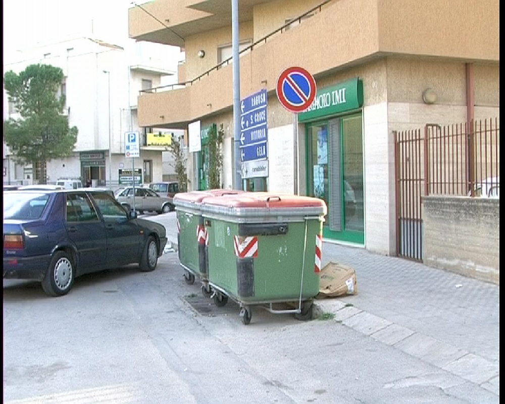 A Comiso c’è chi incendia gli sportelli bancomat