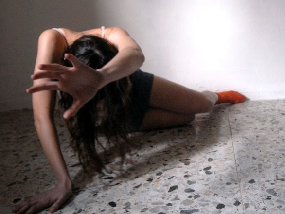 Prima tenta di violentarla, poi dice che è ladra