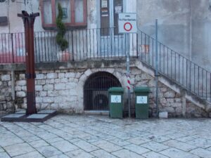 I bidoni in via Mormina Penna