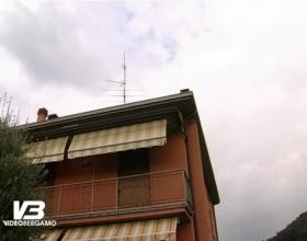 Cade dal tetto mentre sistema l’antenna