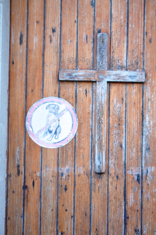 A Punta Secca vietato l’ingresso ai cani in chiesa