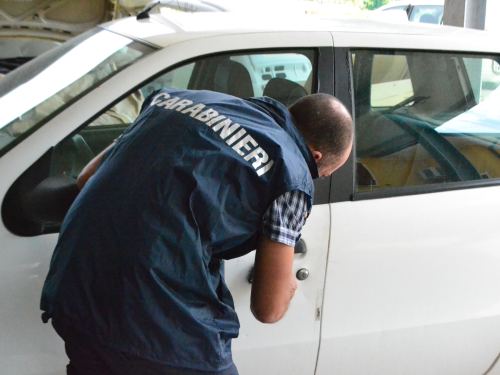 Rubano le portiere di un’auto e vengono arrestati