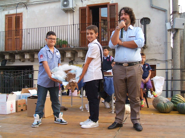 Monterosso, alla Madonna bambina si offrono gli animali da cortile