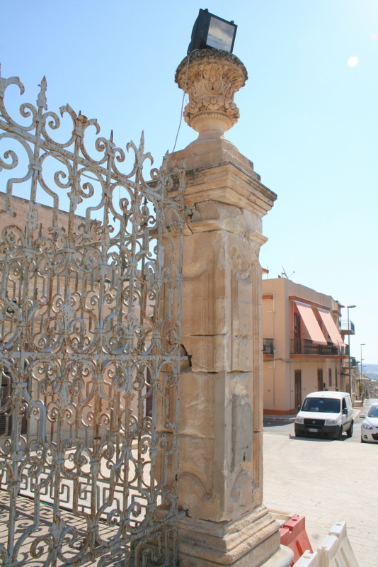 Le superfetazioni nel loggiato del Sinagra a Ispica