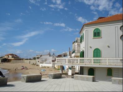 Un annegato a Punta Secca, davanti la casa di Montalbano