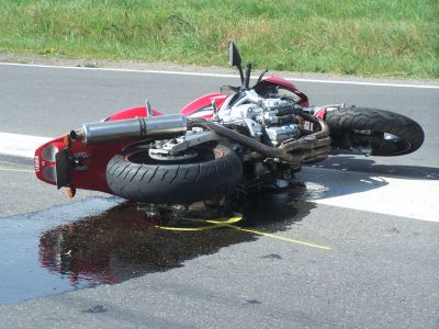 Comiso, cane sbarra la strada a centauro, grave motociclista