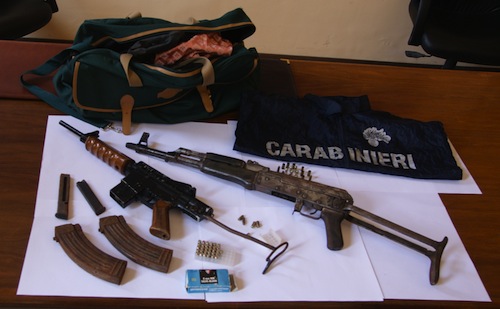 Armi e munizioni nel bagagliaio del furgone di famiglia, 9 arresti