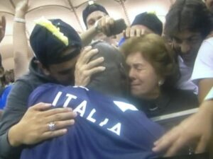 Balotelli, l'abbraccio della mamma