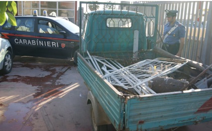 Acate, trasporta rifiuti senza autorizzazione, targa falsa, senza patente