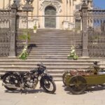 Un'Ariel e un sidecar Guzzi davanti al Duomo di Ibla