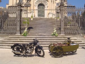Un'Ariel e un sidecar Guzzi davanti al Duomo di Ibla