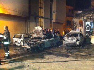 L'incendio delle tre auto