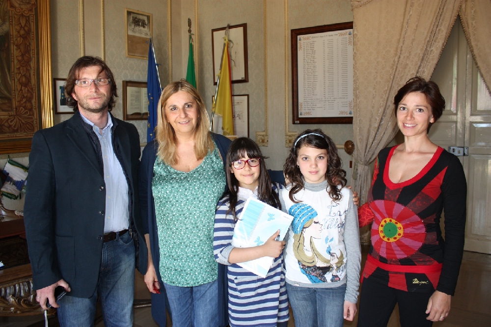 Due bambine delle elementari intervistano la commissaria Margherita Rizza