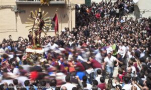 E' pazzo di Gioia,  l'Uomo Vivo
