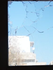 Vetro rotto a palazzo La Pira