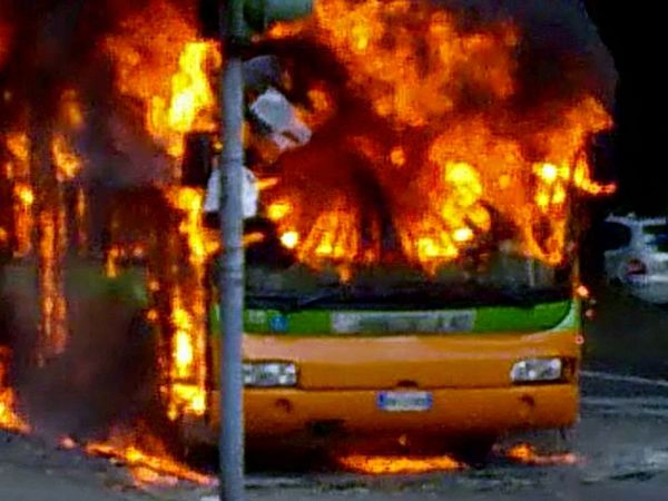 Comisani vanno sull’Etna, gli si incendia il bus sulla via del ritorno