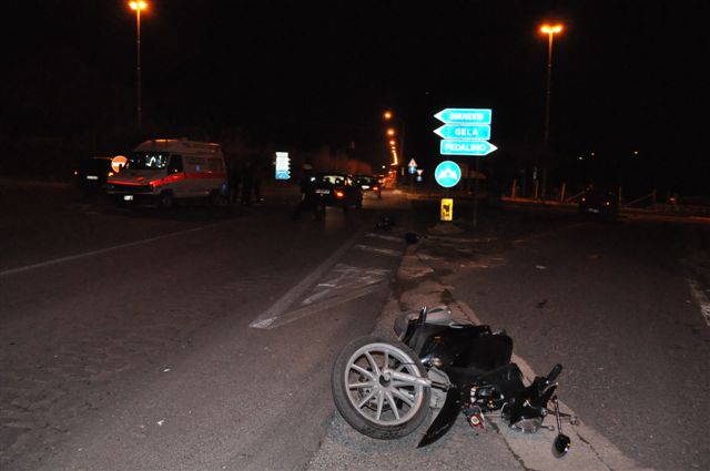 Scooter contro ambulanza, 15enne in prognosi riservata Scooter contro ambulanza, 15enne in prognosi riservata