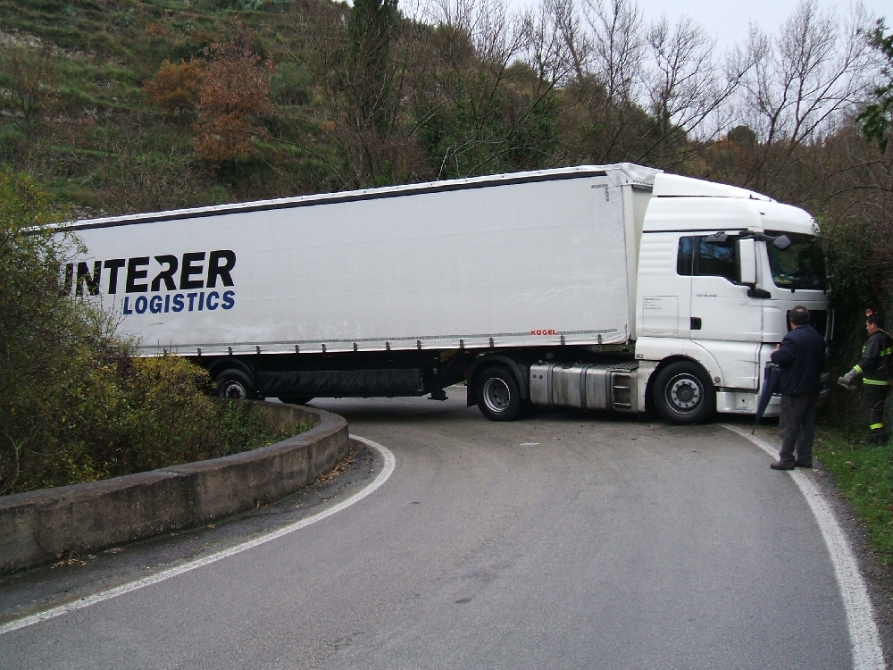 Tir resta incagliato nelle curve tra Vizzini e Monterosso Tir resta incagliato nelle curve tra Vizzini e Monterosso