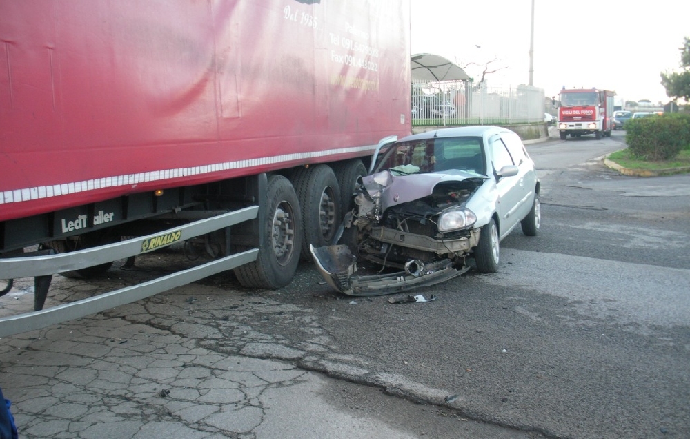 Acate, una Clio finisce sotto un Tir, ferito un anziano