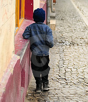 Bimbo romeno di quattro anni abbandonato in strada seminudo Bimbo romeno di quattro anni abbandonato in strada seminudo