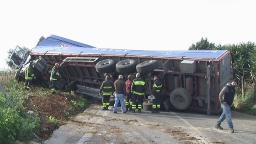 Acate, si ribalta un camion, tragedia sfiorata