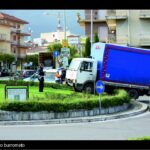 Camion su rotatoria