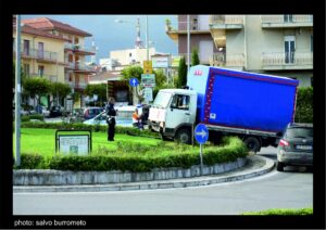 Camion su rotatoria