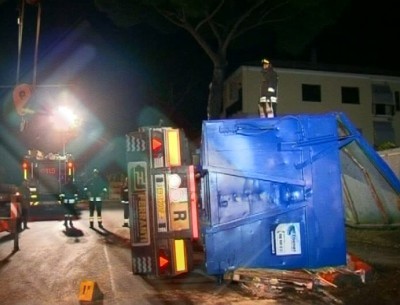 Si ribalta camion della nettezza urbana, operaio ferito