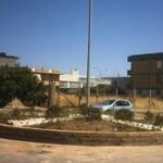 L'auto finita dentro la rotatoria