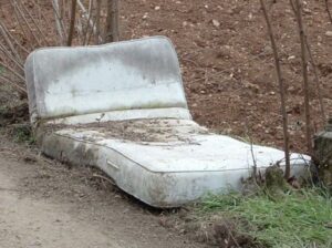 Discariche abusive di materassi, create ad arte
