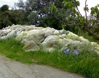 Acate, sequestrate 16 tonnellate di plastica dismessa dalle serre