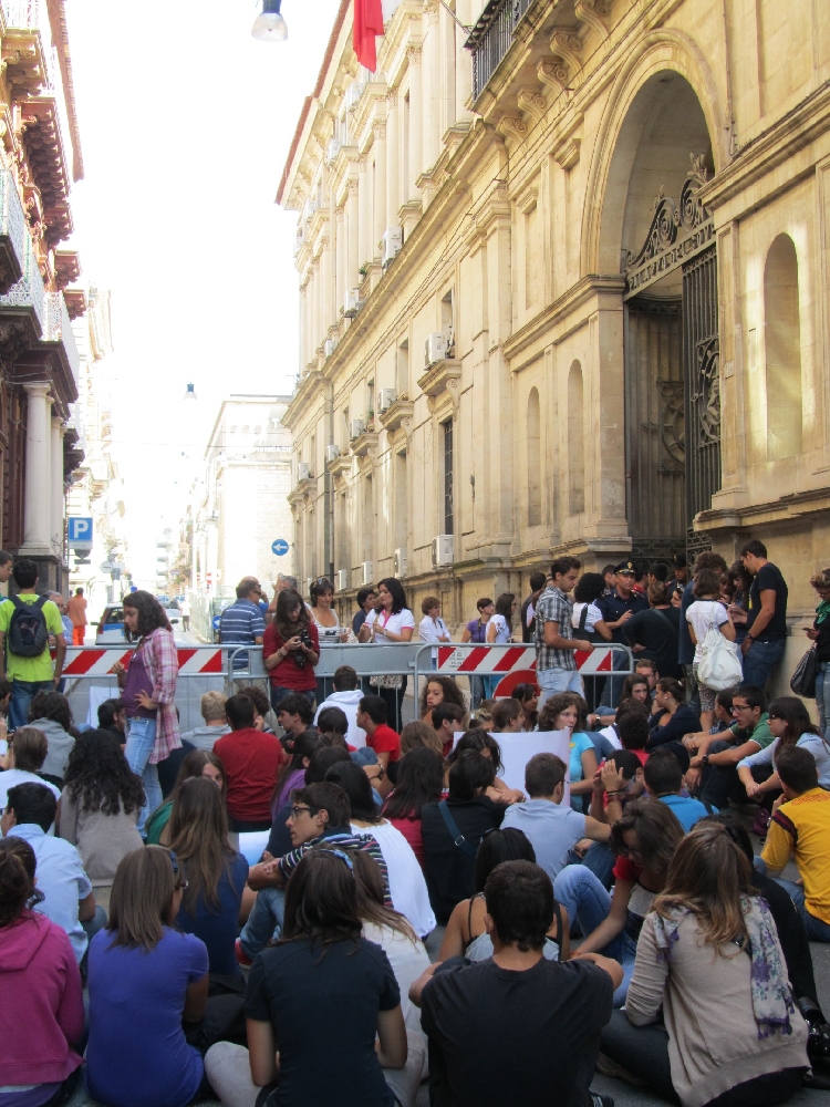 Modica, classe pollaio, si cerca la via d’uscita