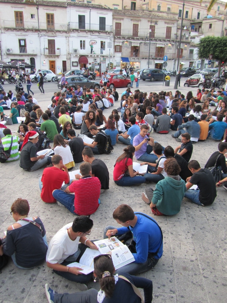 Classe pollaio a Modica, la protesta viaggia in rete