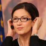 54 a lezione nell'androne