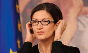 54 a lezione nell'androne