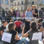 Il flash mob contro il pollaio