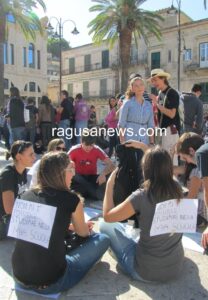 Il flash mob contro il pollaio